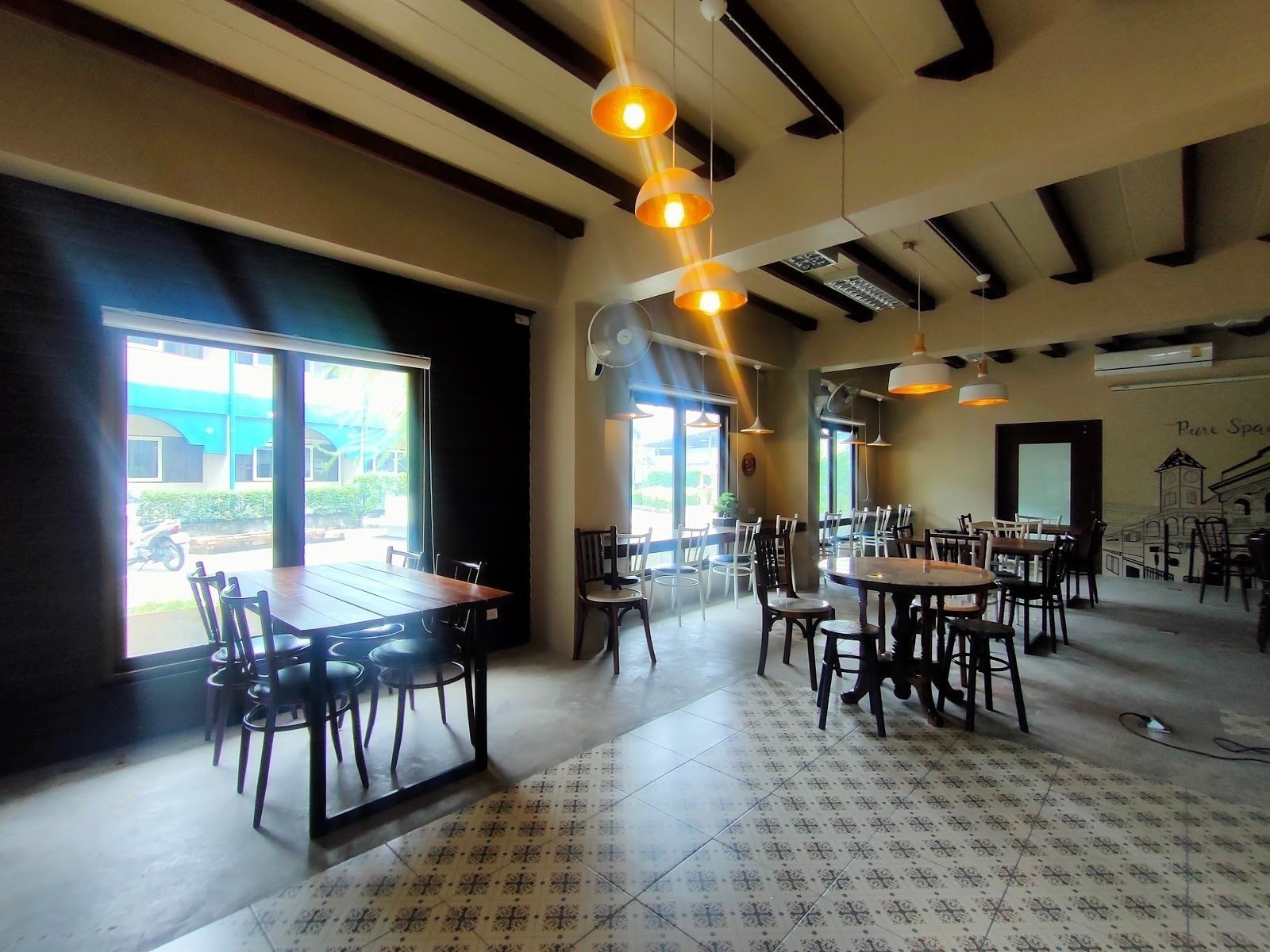 <span class="translation_missing" title="translation missing: en.meta.location_title, location_name: SnapShot Cafe and Space, city: Talat Nuea">Location Title</span>