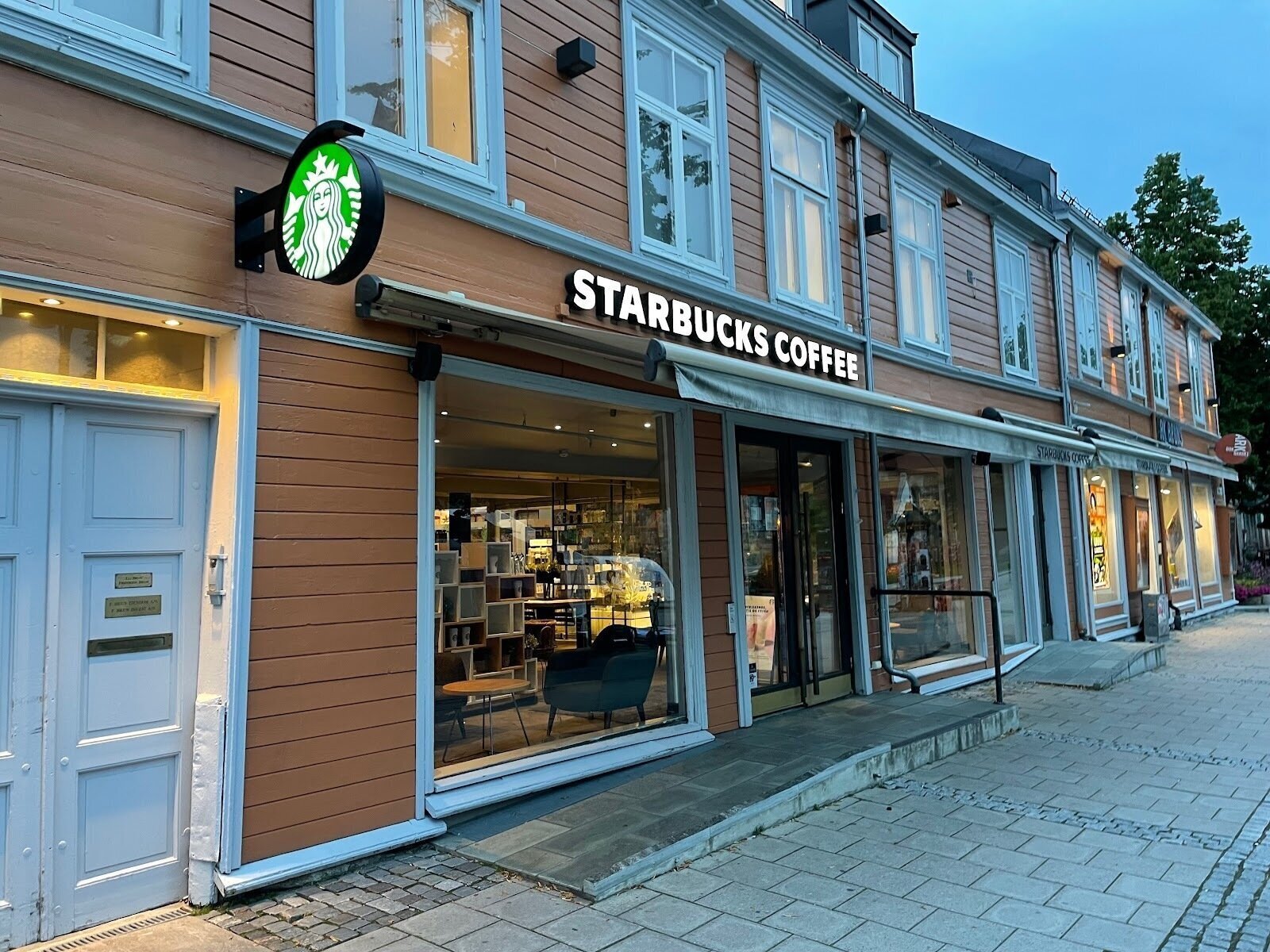 <span class="translation_missing" title="translation missing: en.meta.location_title, location_name: Starbucks @ Kongens gate, city: Trondheim">Location Title</span>