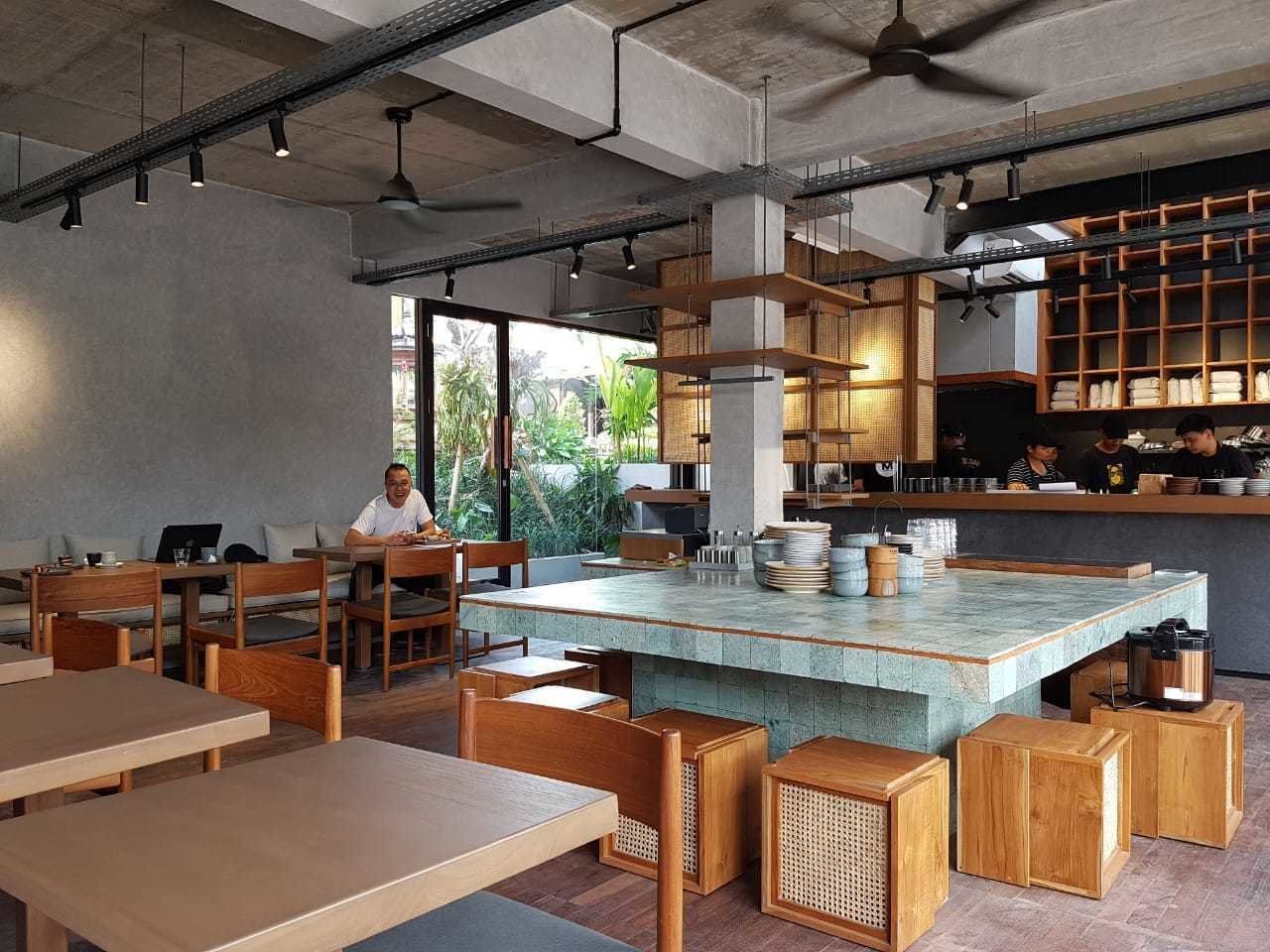 <span class="translation_missing" title="translation missing: en.meta.location_title, location_name: Titik Temu Cafe - Ubud Palace, city: Ubud">Location Title</span>