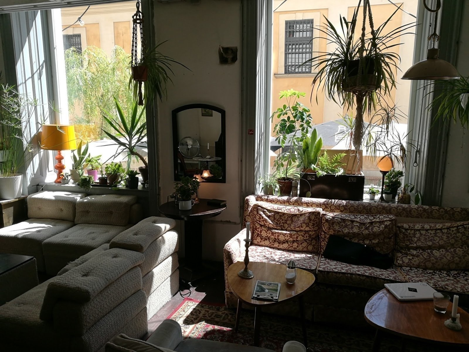 <span class="translation_missing" title="translation missing: en.meta.location_title, location_name: Cafe in der Burggasse 24, city: Vienna">Location Title</span>