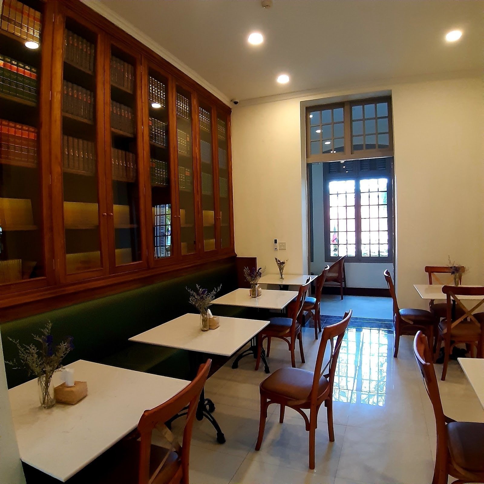 <span class="translation_missing" title="translation missing: en.meta.location_title, location_name: The Living Library Restaurant, city: Vientiane">Location Title</span>