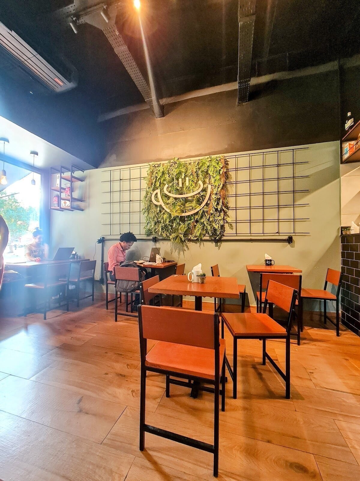 <span class="translation_missing" title="translation missing: en.meta.location_title, location_name: Simpático Café, city: Vitória">Location Title</span>