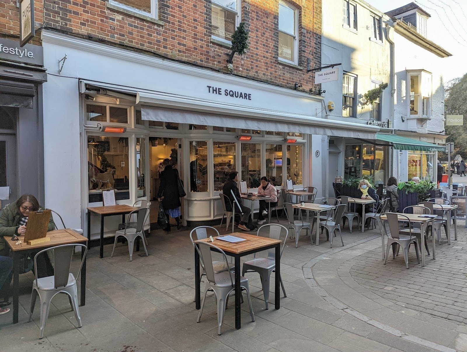 <span class="translation_missing" title="translation missing: en.meta.location_title, location_name: The Square Winchester, city: Winchester">Location Title</span>