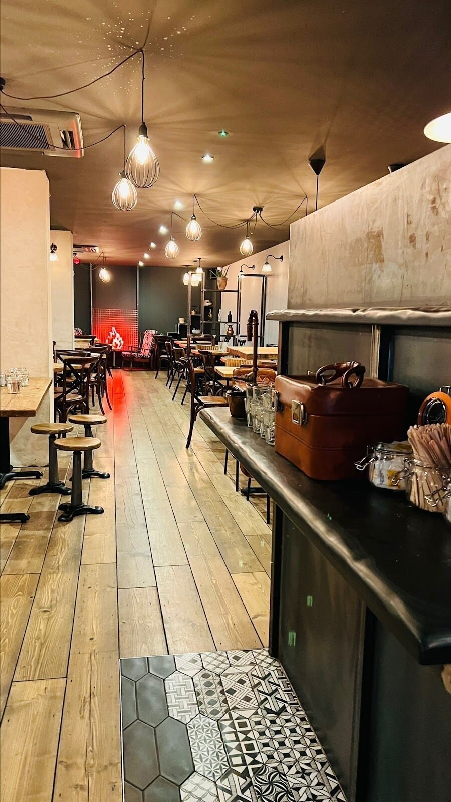 <span class="translation_missing" title="translation missing: en.meta.location_title, location_name: 200 Degrees Coffee Shop, city: York">Location Title</span>